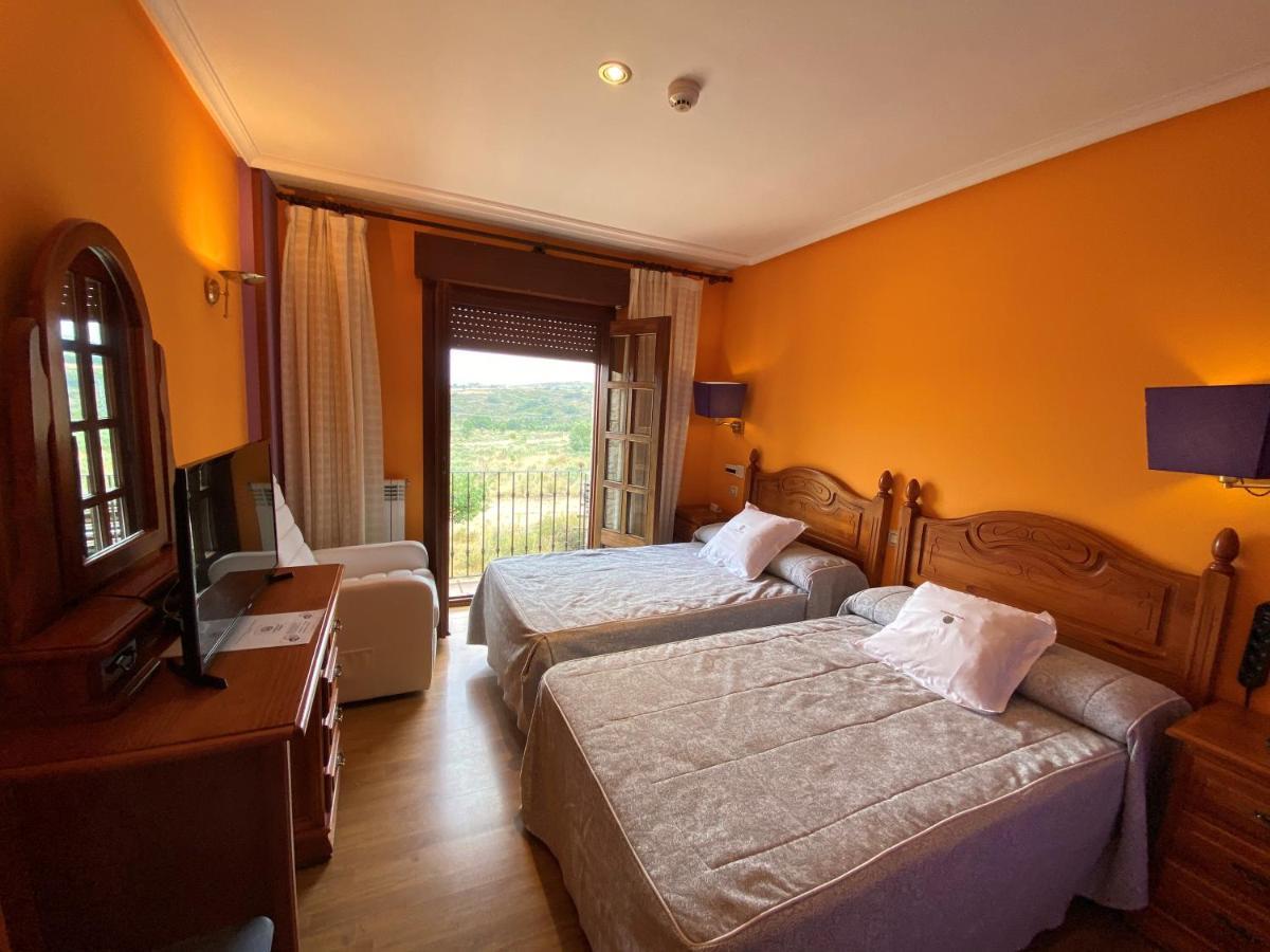 Hotel Tierra De Lobos à Puebla de Sanabria Extérieur photo