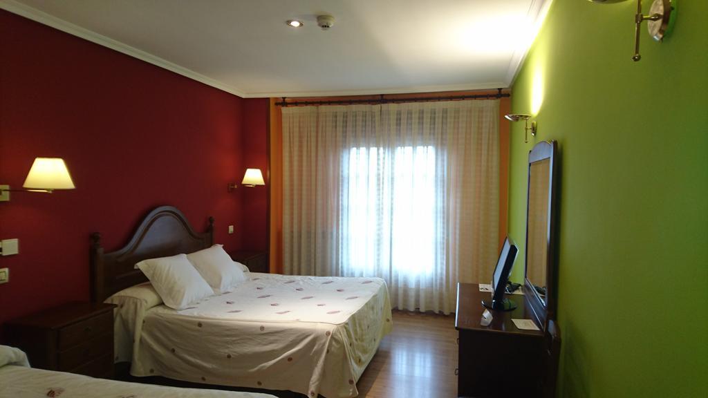 Hotel Tierra De Lobos à Puebla de Sanabria Extérieur photo